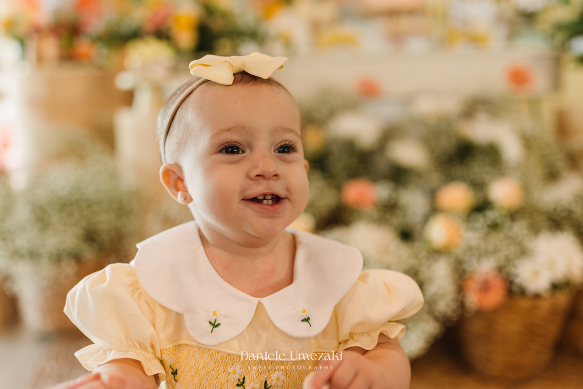 Registro afetivo de aniversário em Mogi das Cruzes com foco em conexão familiar. Fotógrafa especializada em capturar momentos reais, cheios de amor, emoção e carinho no primeiro aninho da criança, com luz natural e estilo delicadoRegistro afetivo de anive