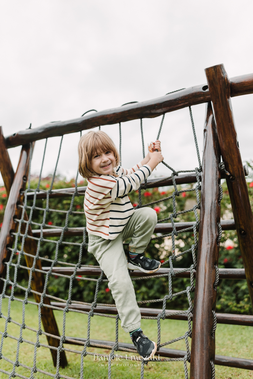 Registro afetivo de aniversário em Mogi das Cruzes com foco em conexão familiar. Fotógrafa especializada em capturar momentos reais, cheios de amor, emoção e carinho no primeiro aninho da criança, com luz natural e estilo delicado