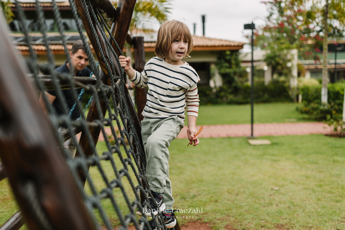 Registro afetivo de aniversário em Mogi das Cruzes com foco em conexão familiar. Fotógrafa especializada em capturar momentos reais, cheios de amor, emoção e carinho no primeiro aninho da criança, com luz natural e estilo delicado