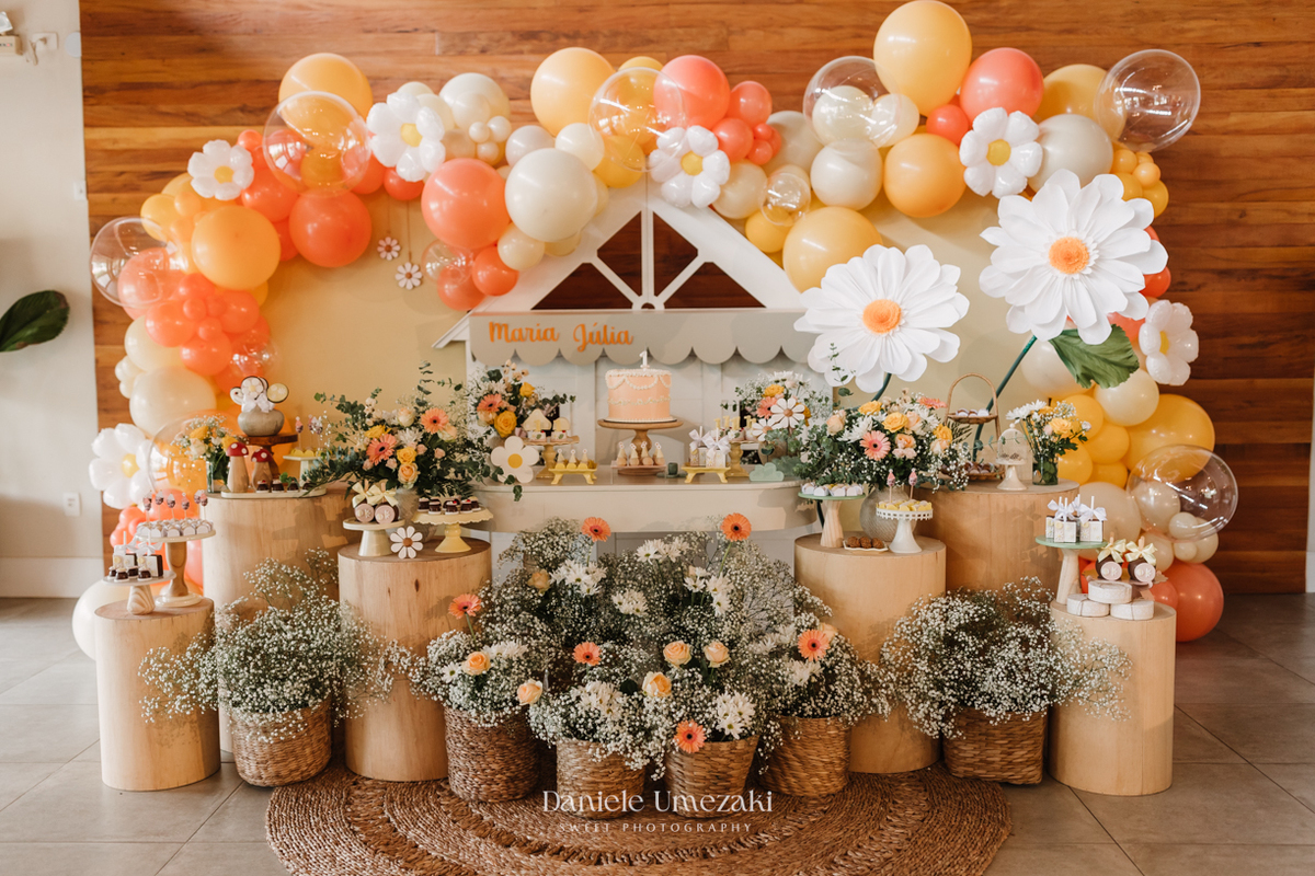Decoração delicada, luz suave e fotografia profissional em Mogi das Cruzes. Cada detalhe da festa de 1 ano foi registrado com sensibilidade para transformar o aniversário em uma lembrança eterna cheia de significado e beleza