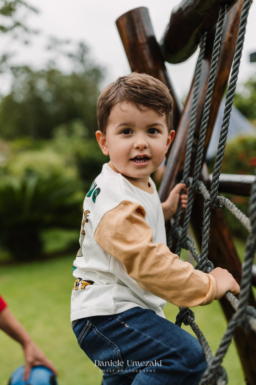 Registro afetivo de aniversário em Mogi das Cruzes com foco em conexão familiar. Fotógrafa especializada em capturar momentos reais, cheios de amor, emoção e carinho no primeiro aninho da criança, com luz natural e estilo delicado