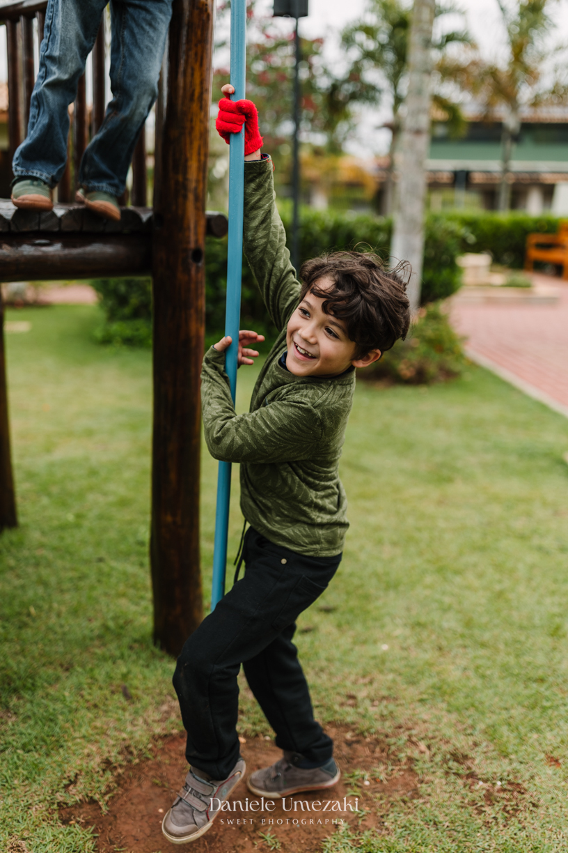 Registro afetivo de aniversário em Mogi das Cruzes com foco em conexão familiar. Fotógrafa especializada em capturar momentos reais, cheios de amor, emoção e carinho no primeiro aninho da criança, com luz natural e estilo delicado