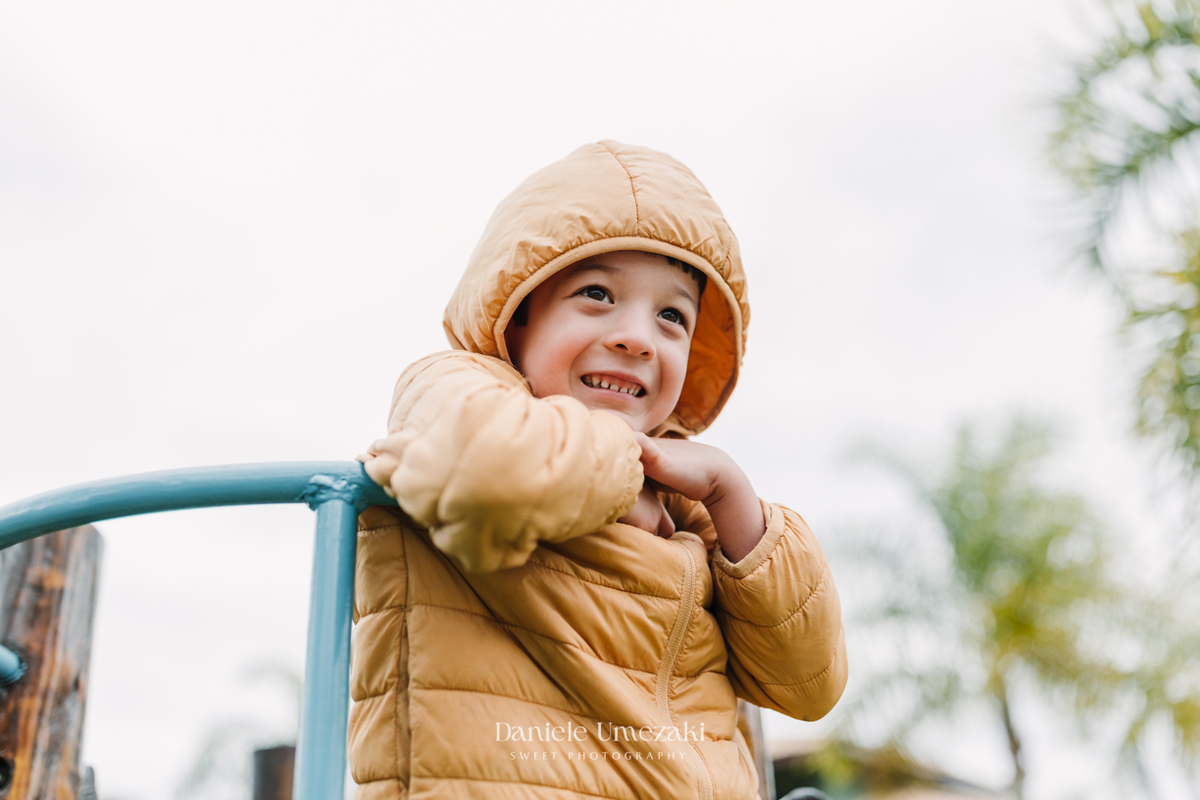 Registro afetivo de aniversário em Mogi das Cruzes com foco em conexão familiar. Fotógrafa especializada em capturar momentos reais, cheios de amor, emoção e carinho no primeiro aninho da criança, com luz natural e estilo delicado