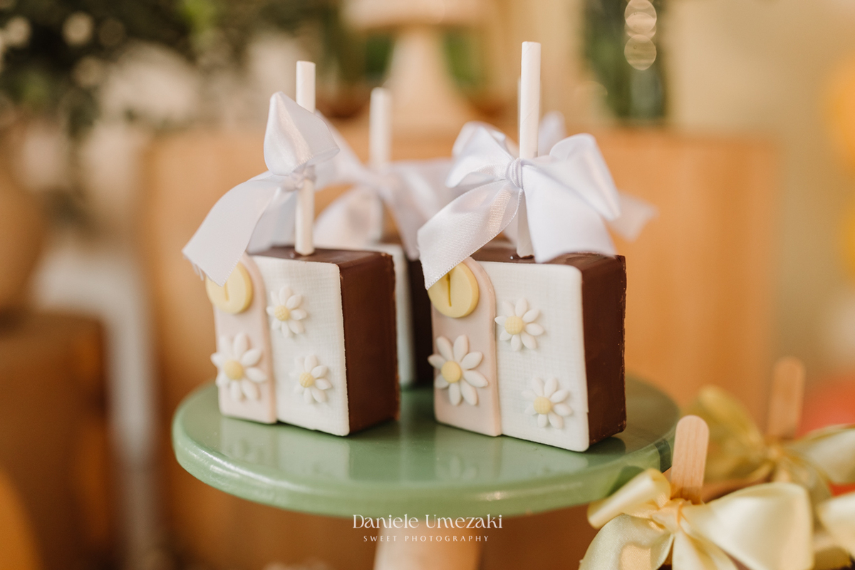 Decoração delicada, luz suave e fotografia profissional em Mogi das Cruzes. Cada detalhe da festa de 1 ano foi registrado com sensibilidade para transformar o aniversário em uma lembrança eterna cheia de significado e beleza