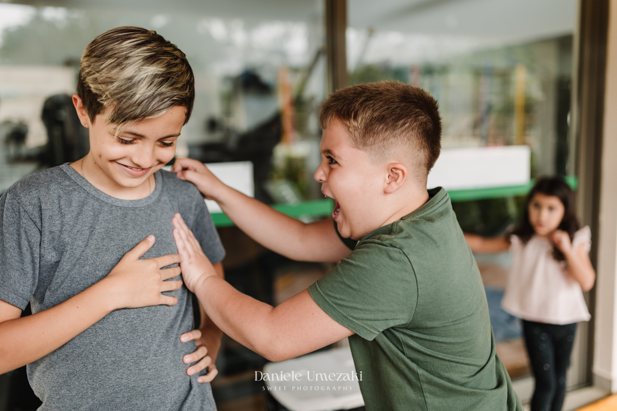 Registro afetivo de aniversário em Mogi das Cruzes com foco em conexão familiar. Fotógrafa especializada em capturar momentos reais, cheios de amor, emoção e carinho no primeiro aninho da criança, com luz natural e estilo delicado