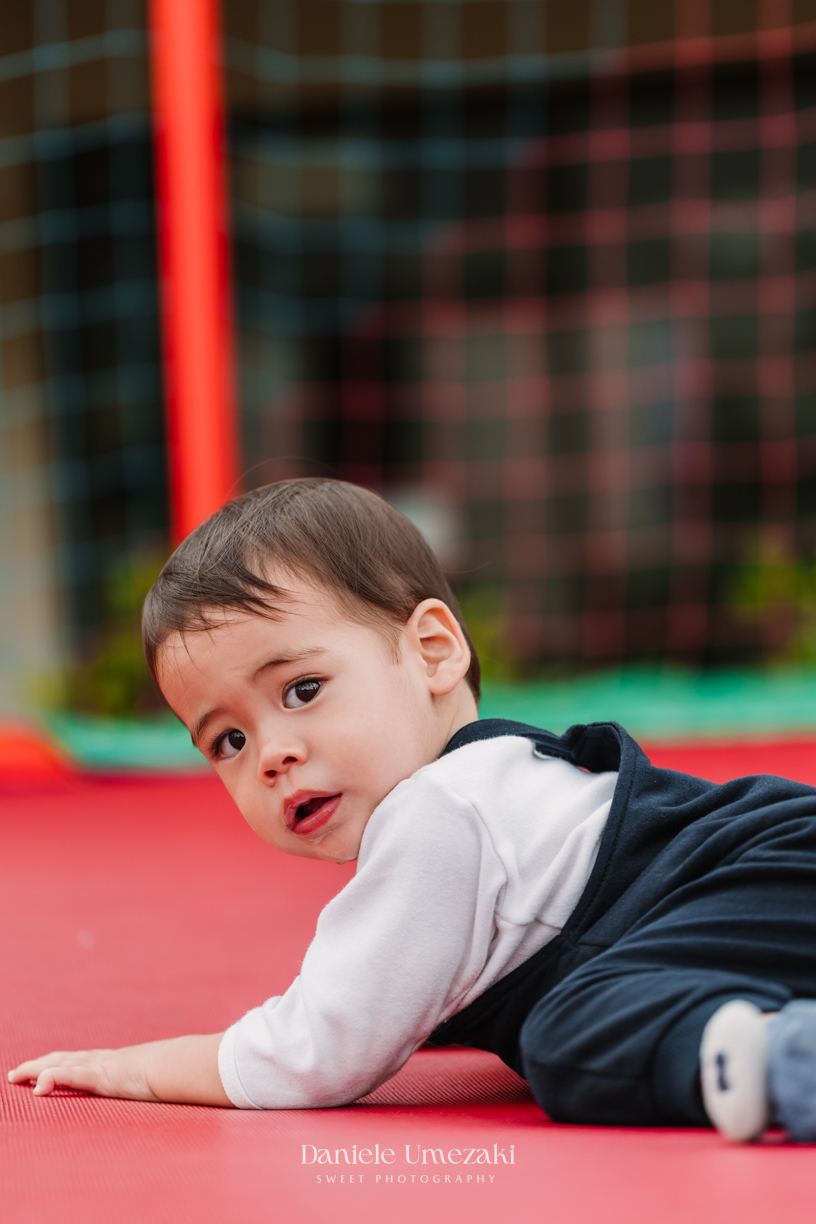 Registro afetivo de aniversário em Mogi das Cruzes com foco em conexão familiar. Fotógrafa especializada em capturar momentos reais, cheios de amor, emoção e carinho no primeiro aninho da criança, com luz natural e estilo delicado