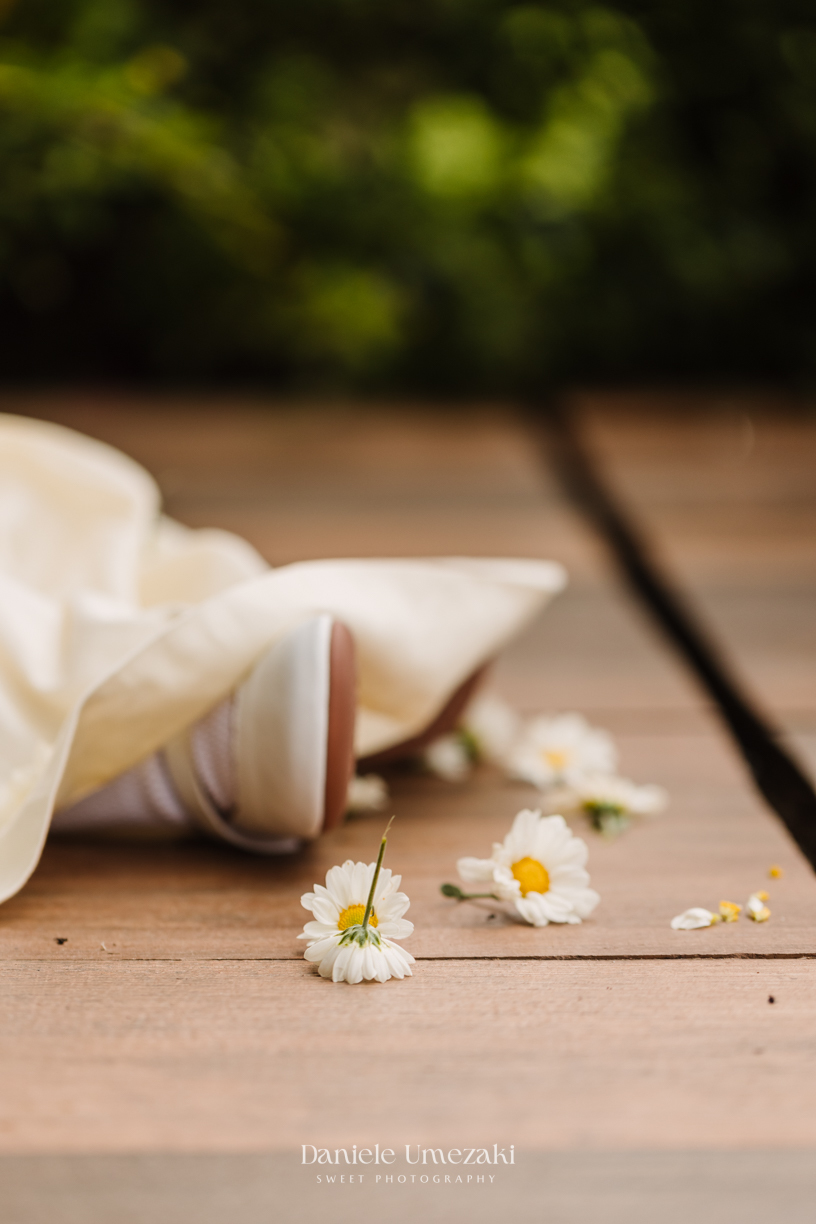 Registro afetivo de aniversário em Mogi das Cruzes com foco em conexão familiar. Fotógrafa especializada em capturar momentos reais, cheios de amor, emoção e carinho no primeiro aninho da criança, com luz natural e estilo delicado