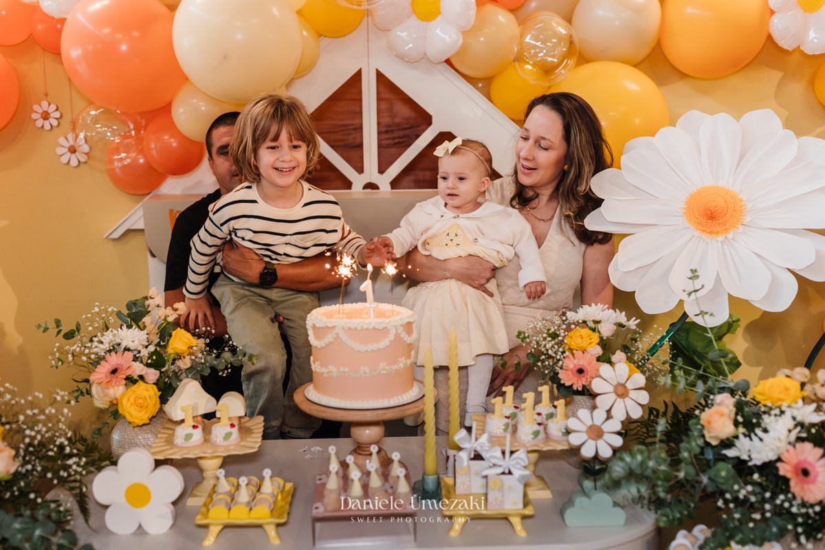 Fotógrafa em Mogi das Cruzes registrando o momento do parabéns de forma leve e espontânea. Festa de 1 ano com emoção, detalhes encantadores e fotografias que eternizam o que realmente importa: a história da família
