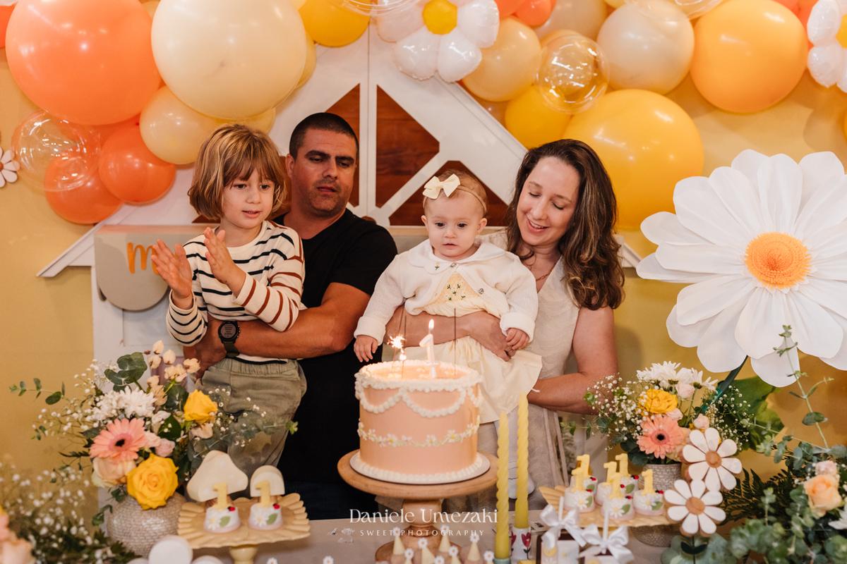 Fotógrafa em Mogi das Cruzes registrando o momento do parabéns de forma leve e espontânea. Festa de 1 ano com emoção, detalhes encantadores e fotografias que eternizam o que realmente importa: a história da família