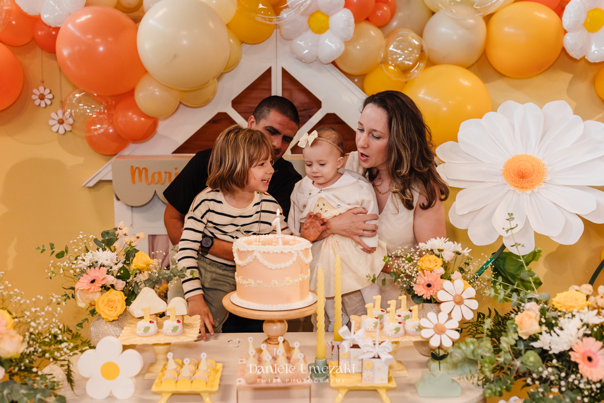 Fotógrafa em Mogi das Cruzes registrando o momento do parabéns de forma leve e espontânea. Festa de 1 ano com emoção, detalhes encantadores e fotografias que eternizam o que realmente importa: a história da família