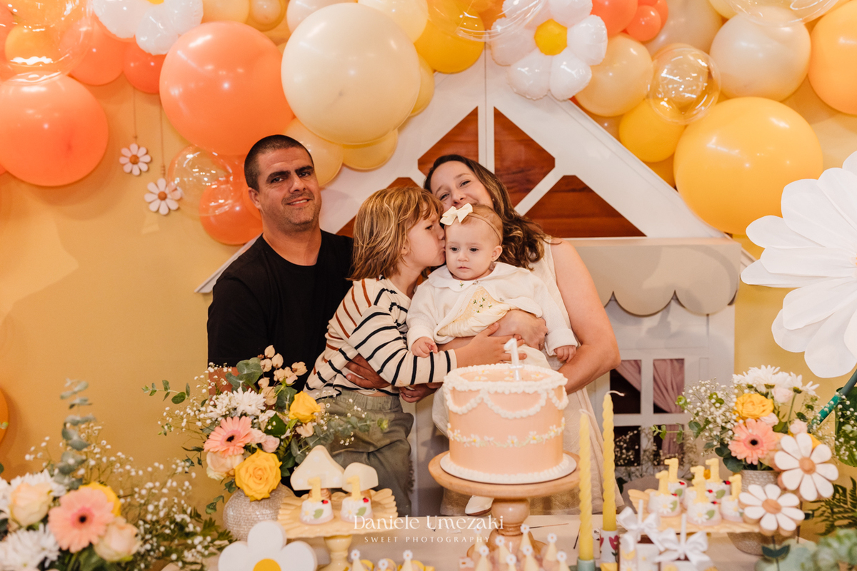 Fotógrafa em Mogi das Cruzes registrando o momento do parabéns de forma leve e espontânea. Festa de 1 ano com emoção, detalhes encantadores e fotografias que eternizam o que realmente importa: a história da família