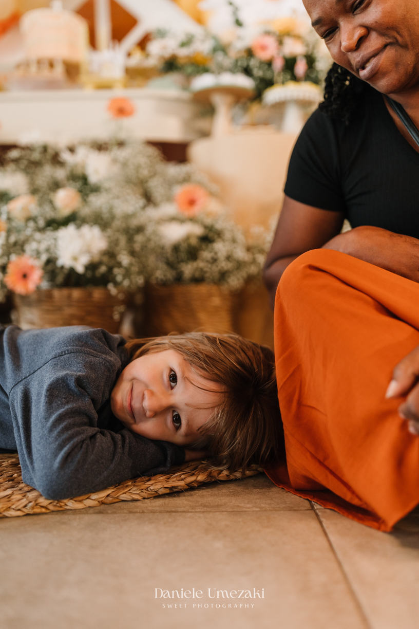 Registro afetivo de aniversário em Mogi das Cruzes com foco em conexão familiar. Fotógrafa especializada em capturar momentos reais, cheios de amor, emoção e carinho no primeiro aninho da criança, com luz natural e estilo delicado