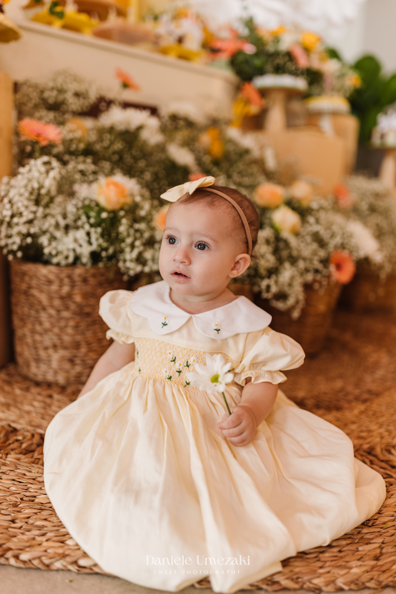 Registro afetivo de aniversário em Mogi das Cruzes com foco em conexão familiar. Fotógrafa especializada em capturar momentos reais, cheios de amor, emoção e carinho no primeiro aninho da criança, com luz natural e estilo delicado