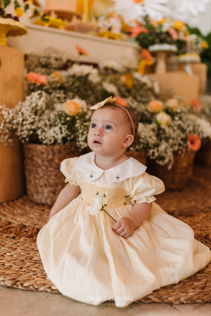 Registro afetivo de aniversário em Mogi das Cruzes com foco em conexão familiar. Fotógrafa especializada em capturar momentos reais, cheios de amor, emoção e carinho no primeiro aninho da criança, com luz natural e estilo delicado