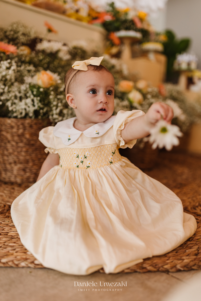 Ensaio fotográfico de aniversário infantil em Mogi das Cruzes. Um olhar sensível para eternizar a doçura e a essência da infância no primeiro aninho, com luz natural, composição delicada e registros verdadeiros e emocionantes