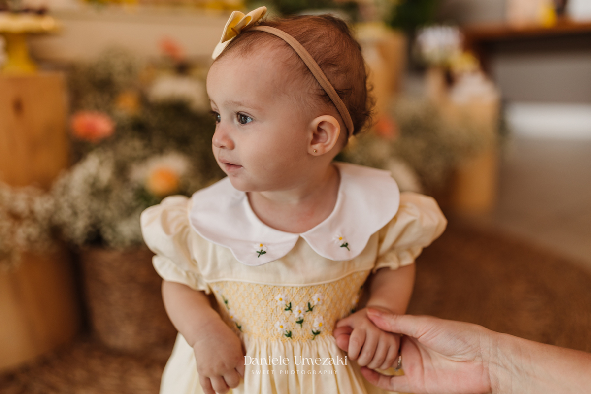 Ensaio fotográfico de aniversário infantil em Mogi das Cruzes. Um olhar sensível para eternizar a doçura e a essência da infância no primeiro aninho, com luz natural, composição delicada e registros verdadeiros e emocionantes
