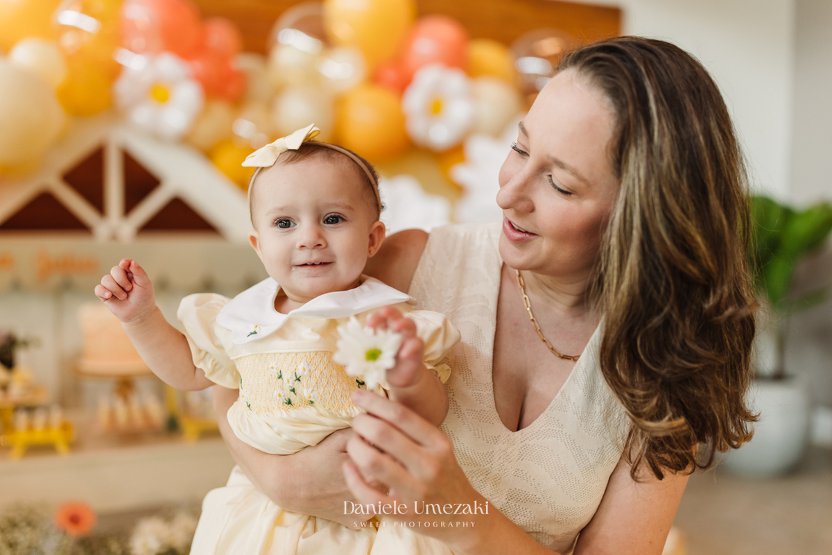 Ensaio fotográfico de aniversário infantil em Mogi das Cruzes. Um olhar sensível para eternizar a doçura e a essência da infância no primeiro aninho, com luz natural, composição delicada e registros verdadeiros e emocionantes