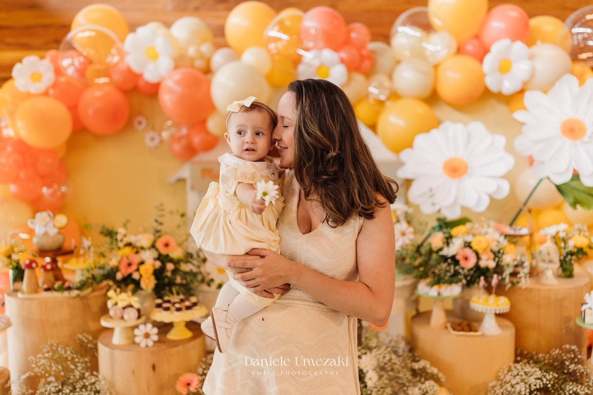 Registro afetivo de aniversário em Mogi das Cruzes com foco em conexão familiar. Fotógrafa especializada em capturar momentos reais, cheios de amor, emoção e carinho no primeiro aninho da criança, com luz natural e estilo delicado