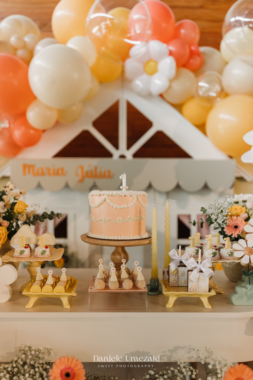 Fotógrafa em Mogi das Cruzes especializada em aniversários infantis. Festa de 1 ano registrada com olhar sensível, luz natural e decoração delicada. Cada detalhe transformado em memórias afetivas com fotos profissionais e cheias de emoção