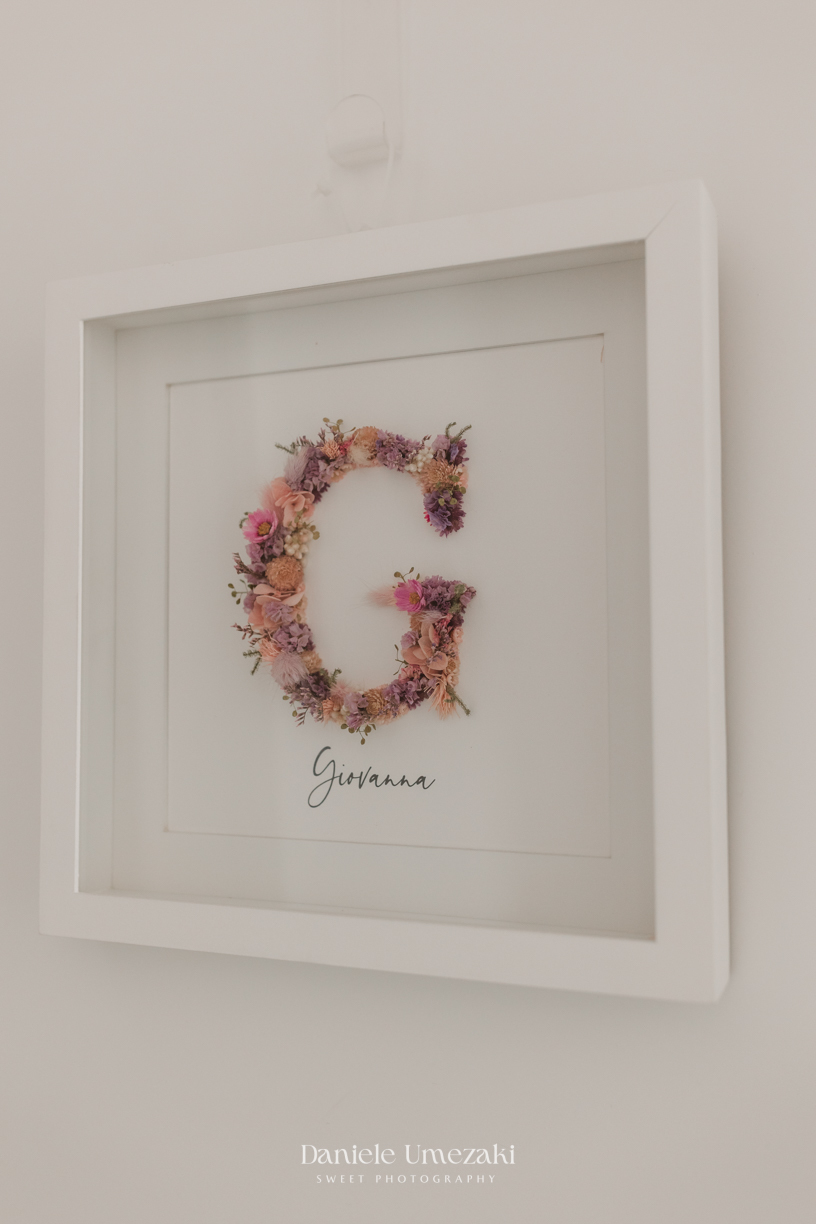 Giovanna realizado em casa, com fotos naturais, afetivas e cheias de conexão. Fotografia de recém-nascido em Mogi das Cruzes, com foco no amor e nos primeiros momentos em família fotografa de familia Dani Umezaki