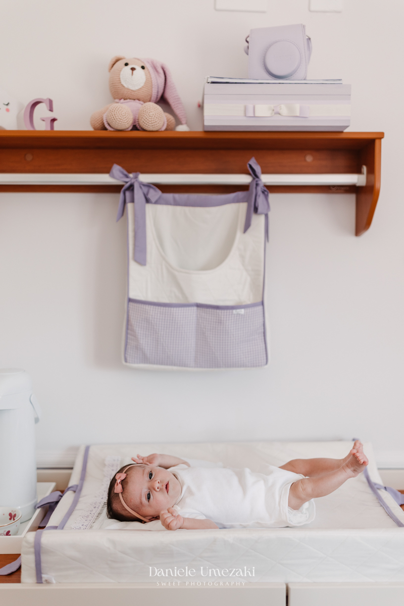 Giovanna realizado em casa, com fotos naturais, afetivas e cheias de conexão. Fotografia de recém-nascido em Mogi das Cruzes, com foco no amor e nos primeiros momentos em família fotografa de familia Dani Umezaki