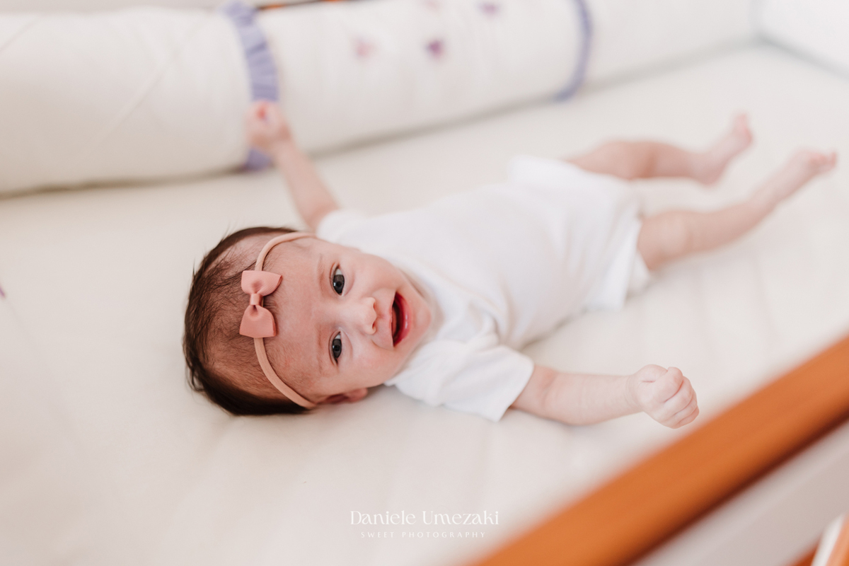 Giovanna realizado em casa, com fotos naturais, afetivas e cheias de conexão. Fotografia de recém-nascido em Mogi das Cruzes, com foco no amor e nos primeiros momentos em família fotografa de familia Dani Umezaki