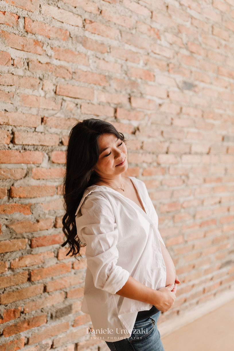 Ensaio gestante ao ar livre no Casarão La Villa, em Mogi das Cruzes, com a Vanessa e o Shige à espera da Lívia. Fotografia de gestante feita por Dani Umezaki, com luz suave, fotos naturais e registros afetivos desse momento especial.