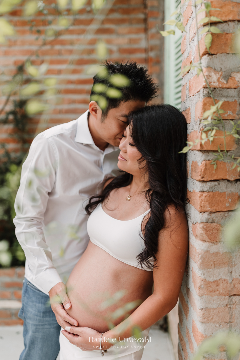 Ensaio gestante ao ar livre no Casarão La Villa, em Mogi das Cruzes, com a Vanessa e o Shige à espera da Lívia. Fotografia de gestante feita por Dani Umezaki, com luz suave, fotos naturais e registros afetivos desse momento especial.