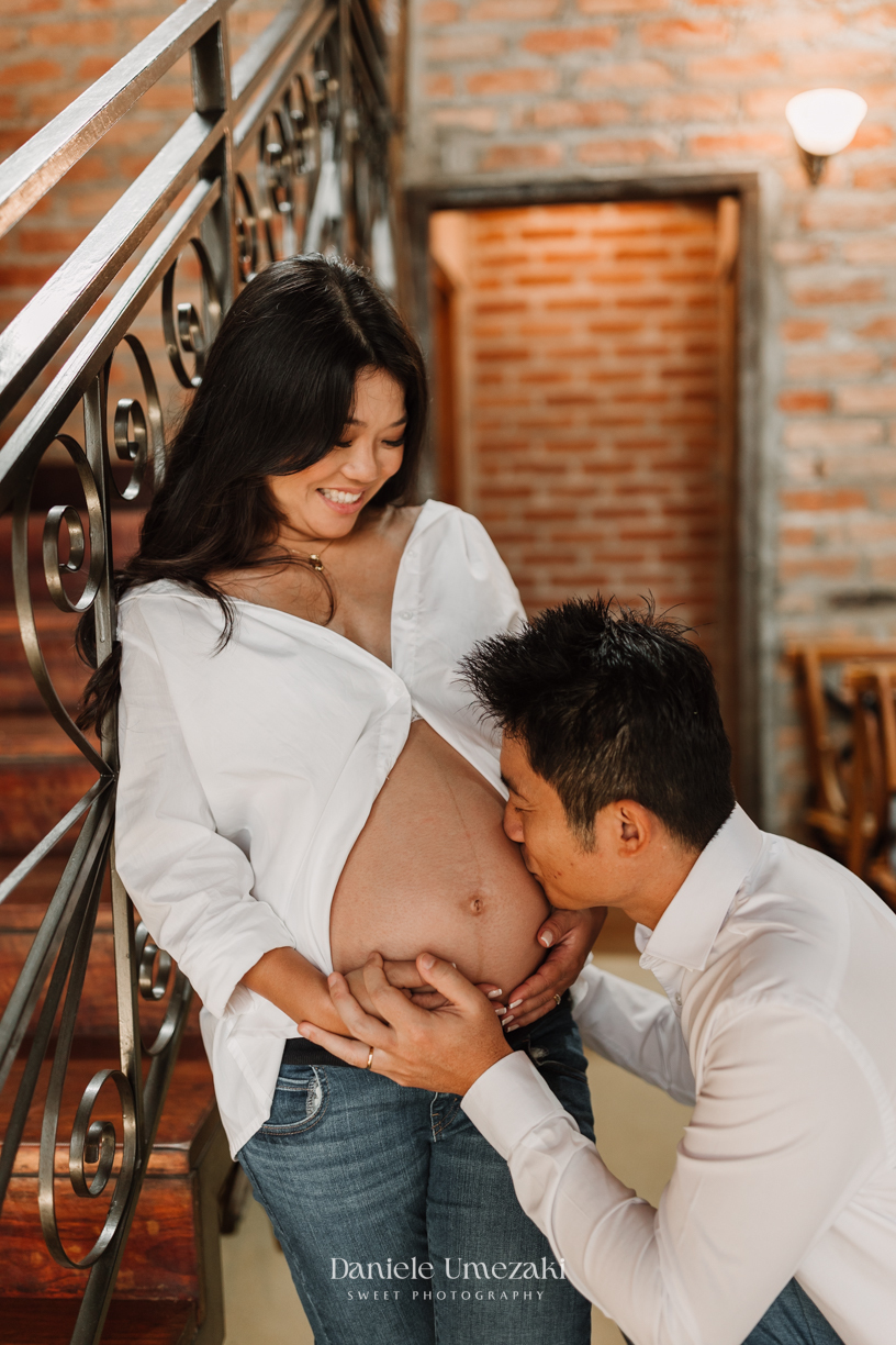 Ensaio gestante ao ar livre no Casarão La Villa, em Mogi das Cruzes, com a Vanessa e o Shige à espera da Lívia. Fotografia de gestante feita por Dani Umezaki, com luz suave, fotos naturais e registros afetivos desse momento especial.