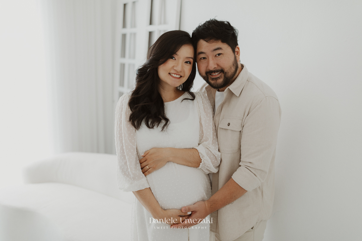 Fotografia de ensaio gestante em Mogi das Cruzes, com a Natalia e o Micheal à espera do Theo. Um momento delicado e autêntico registrado em estúdio com luz natural, revelando conexão, afeto e a beleza dessa nova fase em família
