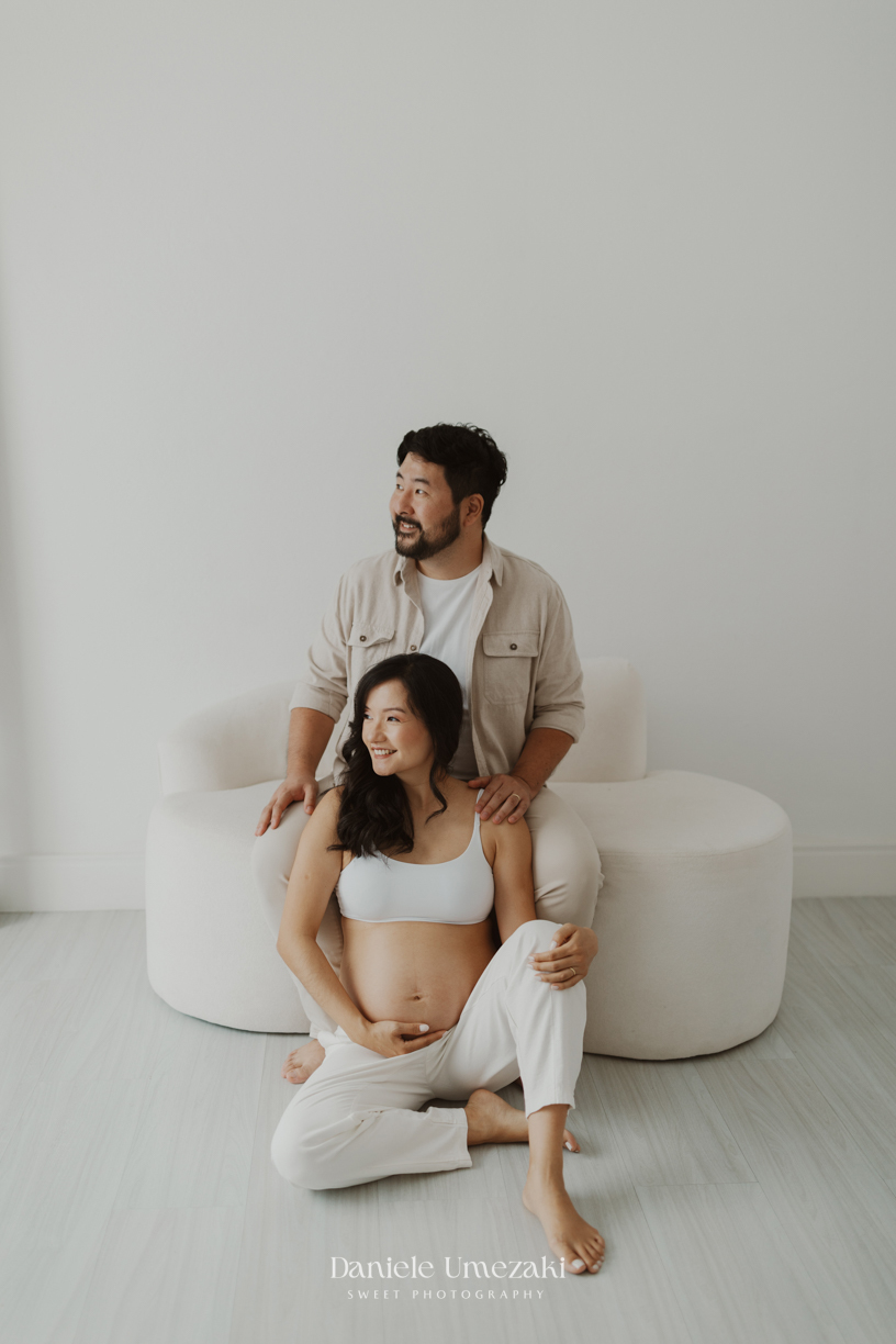 Fotografia de ensaio gestante em Mogi das Cruzes, com a Natalia e o Micheal à espera do Theo. Um momento delicado e autêntico registrado em estúdio com luz natural, revelando conexão, afeto e a beleza dessa nova fase em família