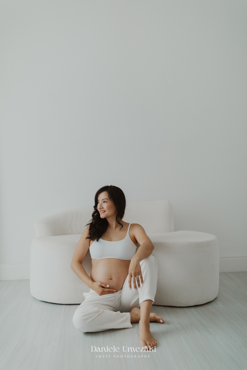 Fotografia de ensaio gestante em Mogi das Cruzes, com a Natalia e o Micheal à espera do Theo. Um momento delicado e autêntico registrado em estúdio com luz natural, revelando conexão, afeto e a beleza dessa nova fase em família