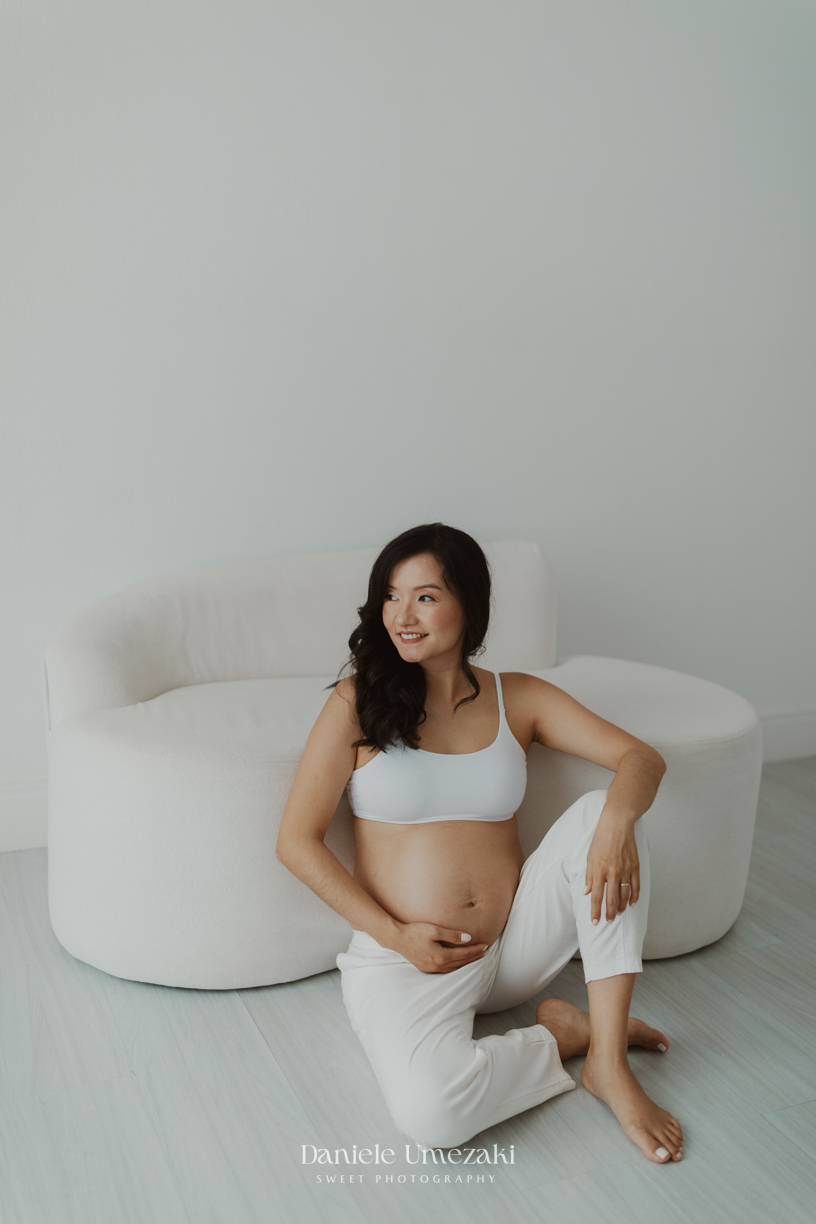 Fotografia de ensaio gestante em Mogi das Cruzes, com a Natalia e o Micheal à espera do Theo. Um momento delicado e autêntico registrado em estúdio com luz natural, revelando conexão, afeto e a beleza dessa nova fase em família