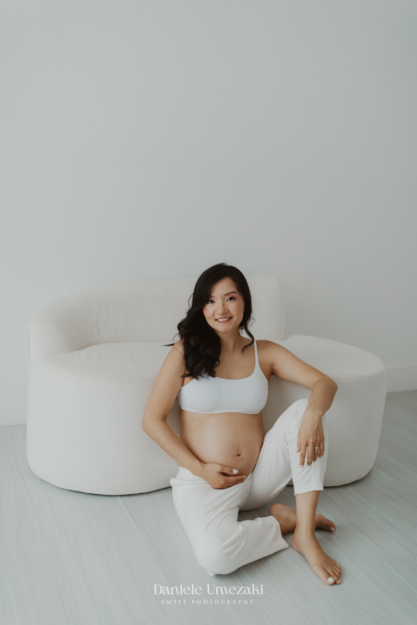 Fotografia de ensaio gestante em Mogi das Cruzes, com a Natalia e o Micheal à espera do Theo. Um momento delicado e autêntico registrado em estúdio com luz natural, revelando conexão, afeto e a beleza dessa nova fase em família