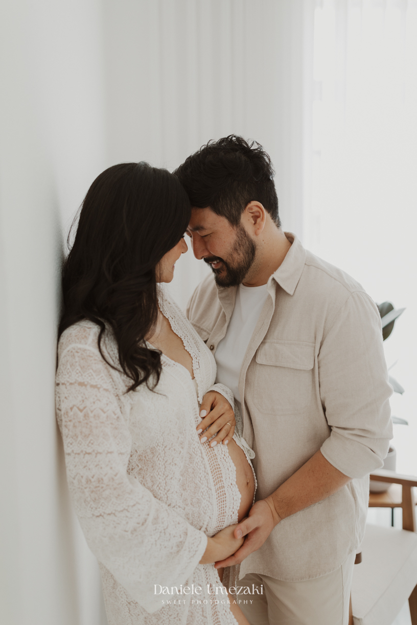 Fotografia de ensaio gestante em Mogi das Cruzes, com a Natalia e o Micheal à espera do Theo. Um momento delicado e autêntico registrado em estúdio com luz natural, revelando conexão, afeto e a beleza dessa nova fase em família