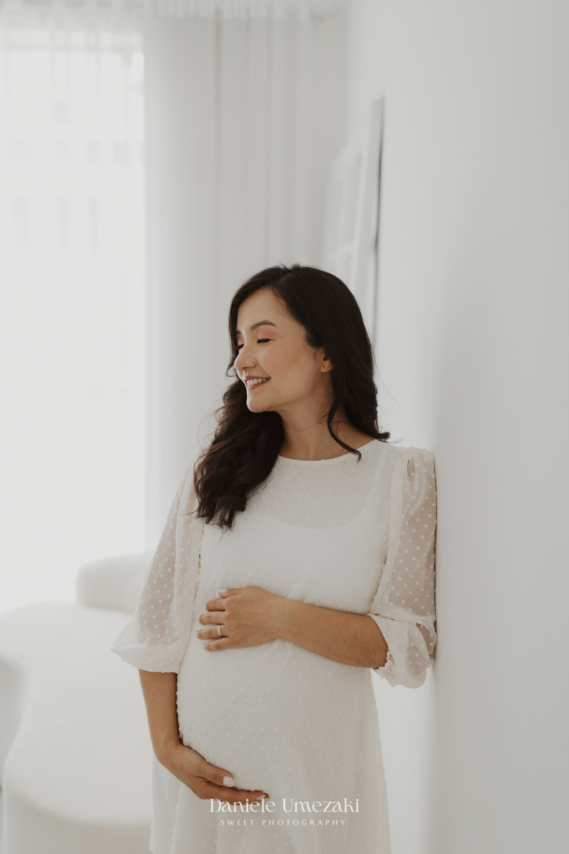 Fotografia de ensaio gestante em Mogi das Cruzes, com a Natalia e o Micheal à espera do Theo. Um momento delicado e autêntico registrado em estúdio com luz natural, revelando conexão, afeto e a beleza dessa nova fase em família