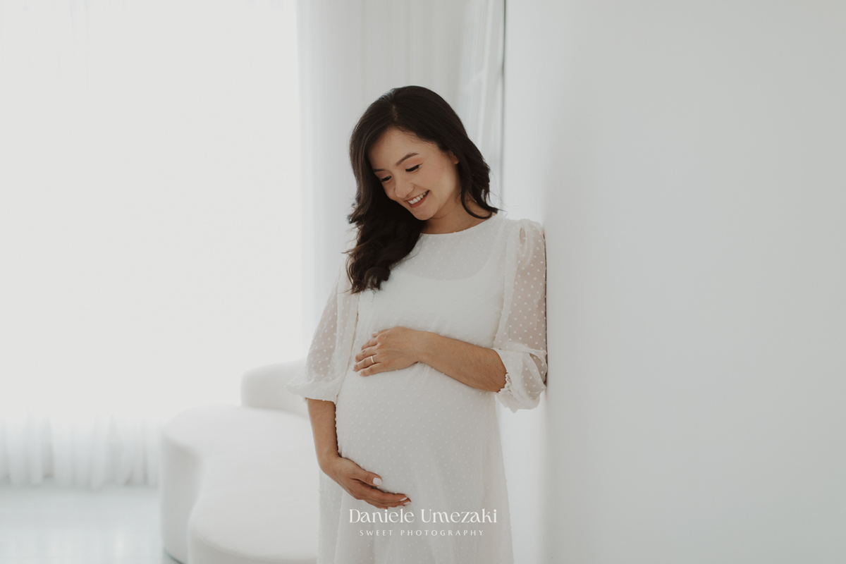 Fotografia de ensaio gestante em Mogi das Cruzes, com a Natalia e o Micheal à espera do Theo. Um momento delicado e autêntico registrado em estúdio com luz natural, revelando conexão, afeto e a beleza dessa nova fase em família