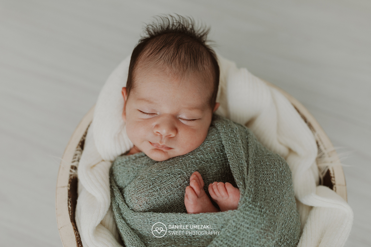 Fotografia de ensaio newborn em Mogi das Cruzes com o Benício, aos 17 dias de vida. Um registro feito com carinho, luz natural e cenário neutro, no estúdio da fotógrafa Dani Umezaki, pensado para o conforto e segurança do bebê e da família.