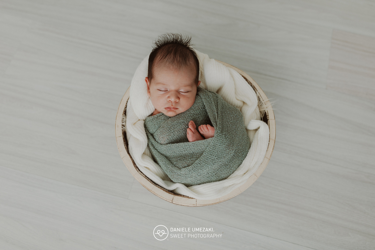 Fotografia de ensaio newborn em Mogi das Cruzes com o Benício, aos 17 dias de vida. Um registro feito com carinho, luz natural e cenário neutro, no estúdio da fotógrafa Dani Umezaki, pensado para o conforto e segurança do bebê e da família.