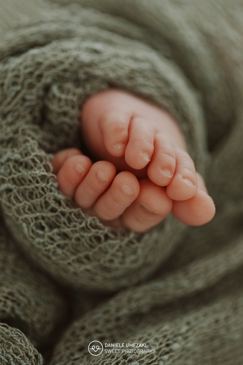 Fotografia de ensaio newborn em Mogi das Cruzes com o Benício, aos 17 dias de vida. Um registro feito com carinho, luz natural e cenário neutro, no estúdio da fotógrafa Dani Umezaki, pensado para o conforto e segurança do bebê e da família.
