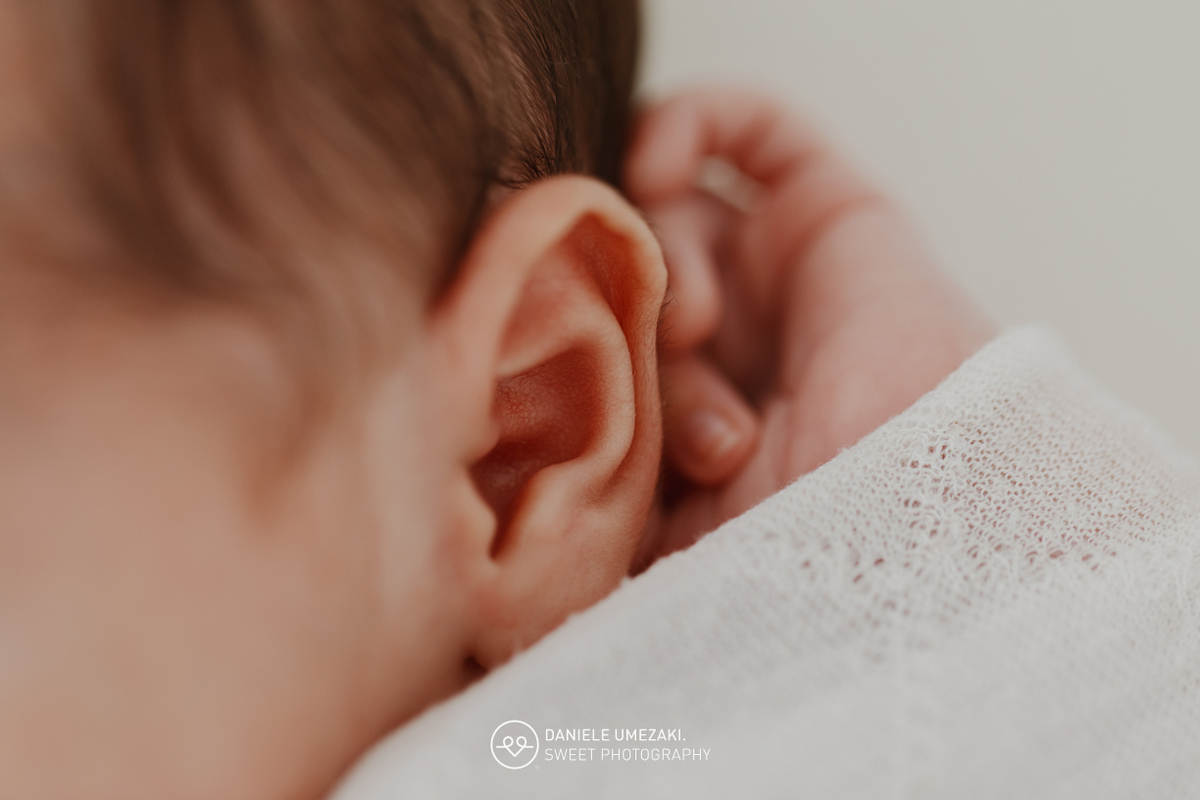 Fotografia de ensaio newborn em Mogi das Cruzes com o Benício, aos 17 dias de vida. Um registro feito com carinho, luz natural e cenário neutro, no estúdio da fotógrafa Dani Umezaki, pensado para o conforto e segurança do bebê e da família.