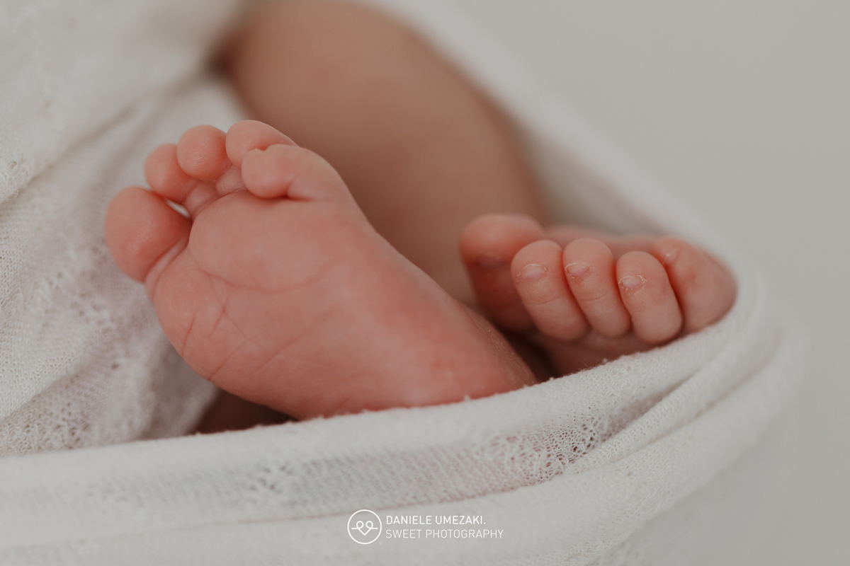 Fotografia de ensaio newborn em Mogi das Cruzes com o Benício, aos 17 dias de vida. Um registro feito com carinho, luz natural e cenário neutro, no estúdio da fotógrafa Dani Umezaki, pensado para o conforto e segurança do bebê e da família.