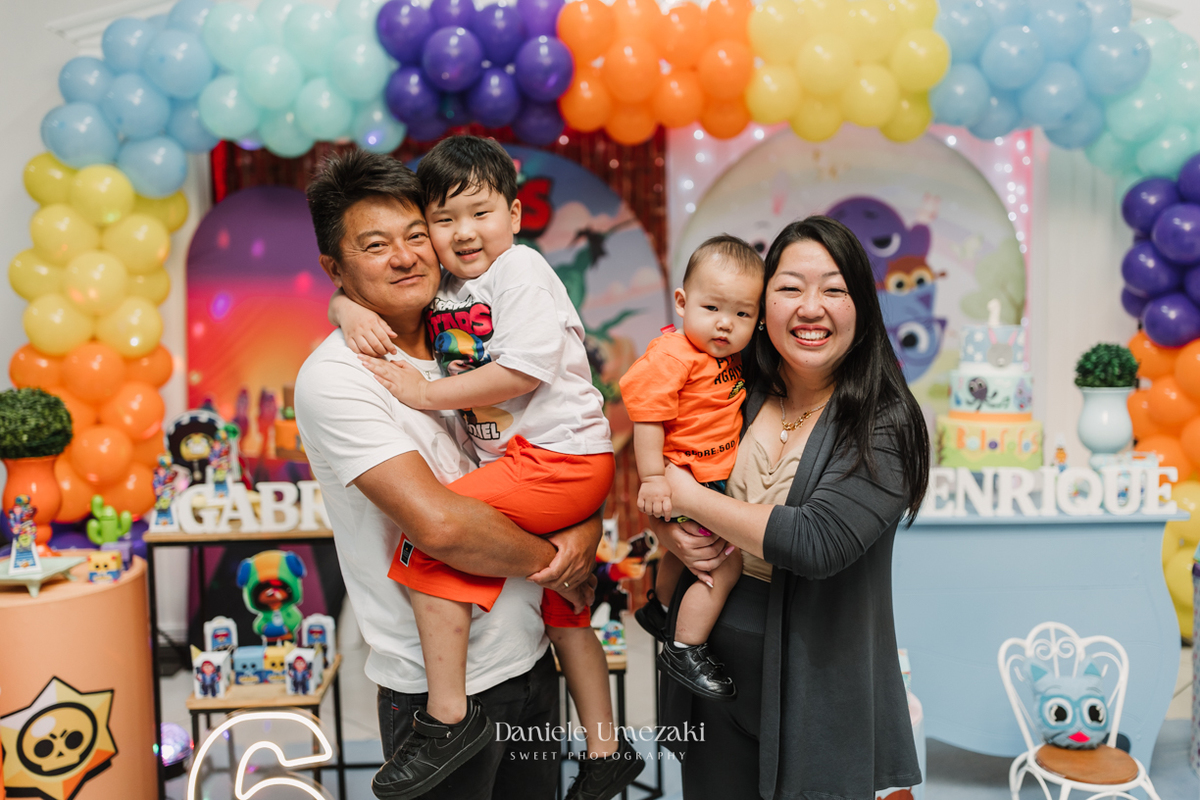 Aniversário do Gabriel (6 anos) e do Naoki (1 aninho), celebrado no Buffet Aquarela da Alegria, em Mogi das Cruzes. Um registro afetivo, divertido e cheio de conexão feito pela fotógrafa Dani Umezaki, especialista em fotografia de família.