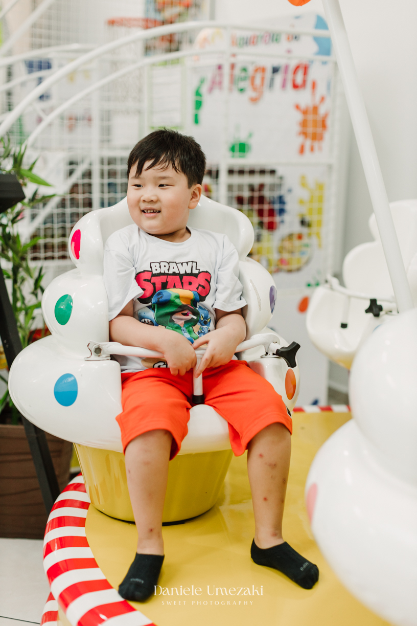 Aniversário do Gabriel (6 anos) e do Naoki (1 aninho), celebrado no Buffet Aquarela da Alegria, em Mogi das Cruzes. Um registro afetivo, divertido e cheio de conexão feito pela fotógrafa Dani Umezaki, especialista em fotografia de família.
