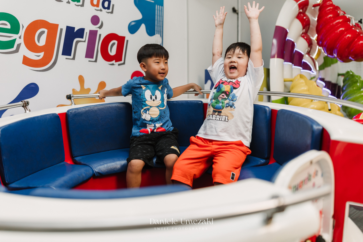 Aniversário do Gabriel (6 anos) e do Naoki (1 aninho), celebrado no Buffet Aquarela da Alegria, em Mogi das Cruzes. Um registro afetivo, divertido e cheio de conexão feito pela fotógrafa Dani Umezaki, especialista em fotografia de família.
