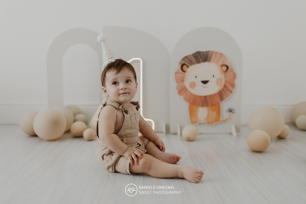 Ensaio de 1 aninho do Théo com tema de leãozinho, cenário clean e cheio de afeto. Teve banhozinho no final e muitos sorrisos! Fotografia infantil feita no estúdio em Mogi das Cruzes pela fotógrafa Dani Umezaki.