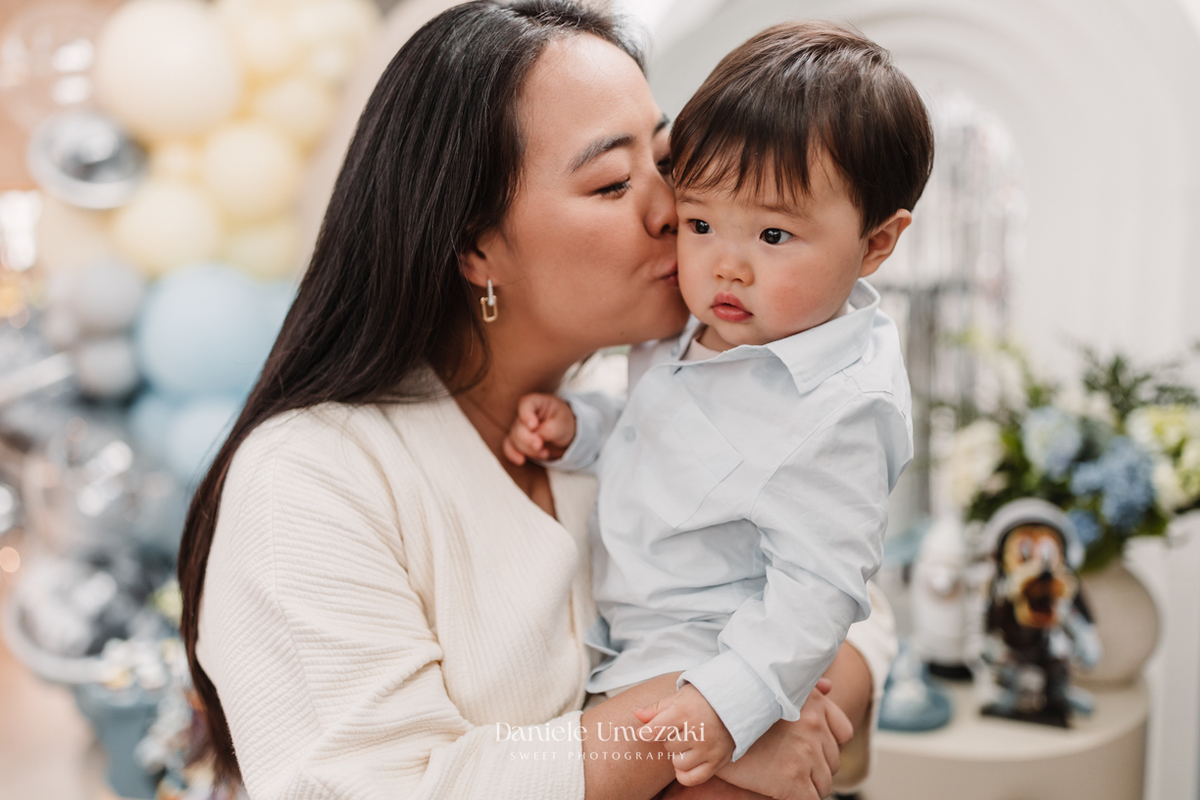 Fotografia de aniversário infantil em Mogi das Cruzes, com decoração temática delicada e festa intimista em casa. Ensaio feito por Dani Umezaki, fotógrafa de família especializada em registrar aniversários e momentos afetivos com crianças e bebês.