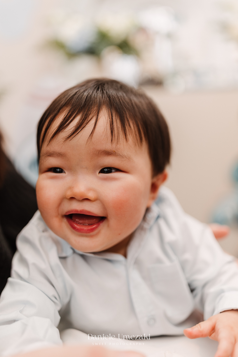 Fotografia de aniversário infantil em Mogi das Cruzes, com decoração temática delicada e festa intimista em casa. Ensaio feito por Dani Umezaki, fotógrafa de família especializada em registrar aniversários e momentos afetivos com crianças e bebês.