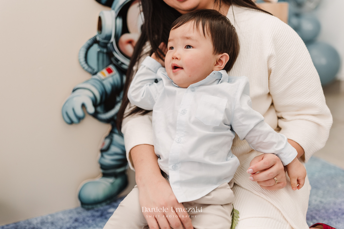 Fotografia de aniversário infantil em Mogi das Cruzes, com decoração temática delicada e festa intimista em casa. Ensaio feito por Dani Umezaki, fotógrafa de família especializada em registrar aniversários e momentos afetivos com crianças e bebês.