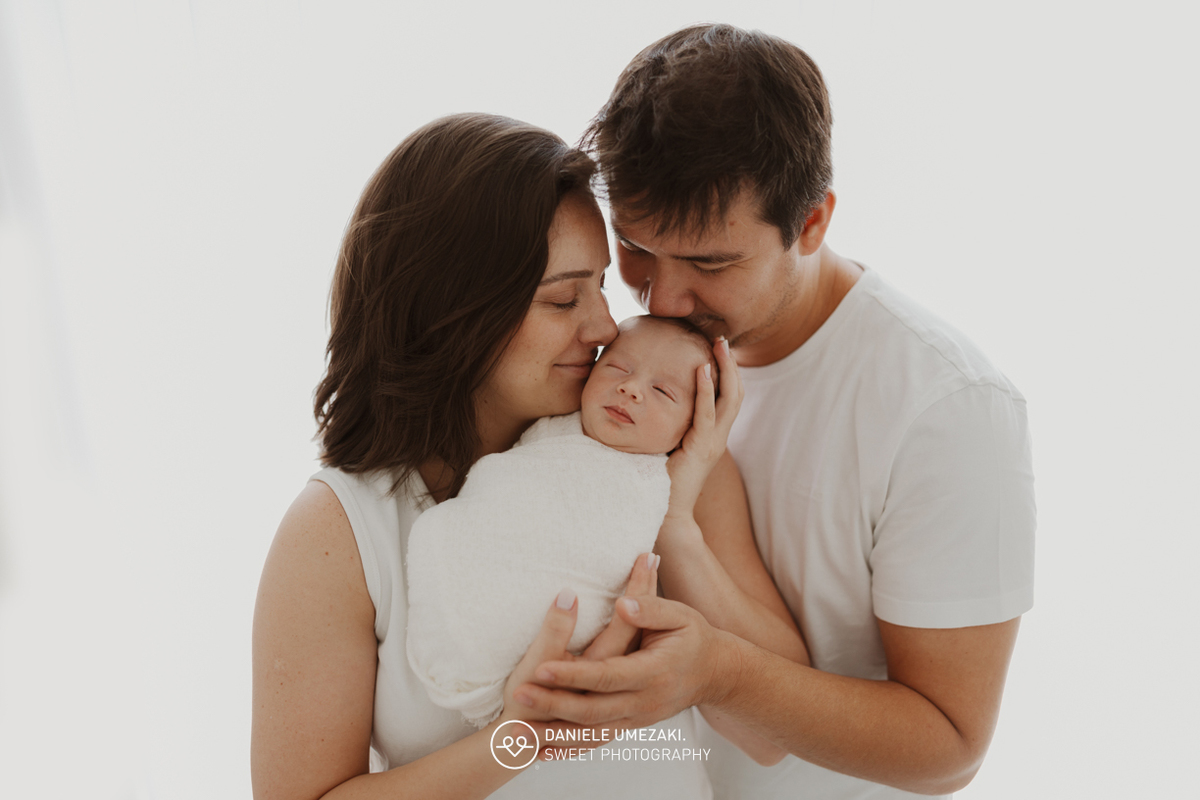 Ensaio newborn do Bernardo feito no estúdio Dani Umezaki, em Mogi das Cruzes. Fotografia de recém-nascido com luz natural e cenário afetivo. Acompanhamento desde o chá revelação até os primeiros dias de vida, com registros cheios de amor.